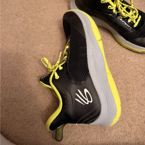 Steph Currys Black and Neon Green Athletic Shoes for Performance - Picture 7 of 7